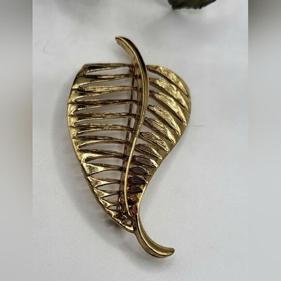 "5/$25" Goldtone Leaf Brooch Pin - Picture 1 of 7